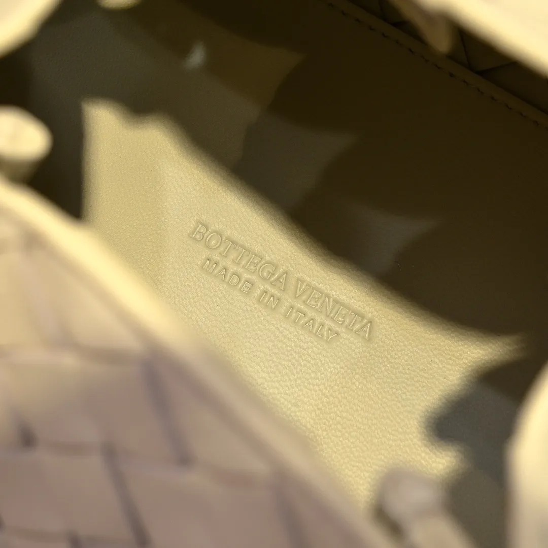 Batch 1760 BV home is new! Andiamo combines Bottega Veneta archives parachute handbags to inherit retro elements and integrate modern trends. The same style as Shu Qi's Beijing Night. It is a continuation of the classic bag. It has three functions: hand carry, shoulder and cross-body. It is embellished with metal brass knot buckles. The capacity of the small one is amazing. It can easily hold sunglasses in a box/small bottle of water/powder powder/charger and other daily necessities when going out. The upper body is versatile. Style number: 6569 Size: 21*17*16.5cm